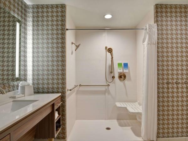 Home2 Suites By Hilton Charlotte Piper Glen : photo 2 de la chambre king studio with roll-in shower - mobility access/non-smoking