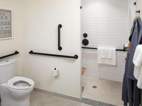 Canopy By Hilton Charlotte SouthPark : photo 4 de la chambre premium queen room with two queen beds - hearing/mobility accessible