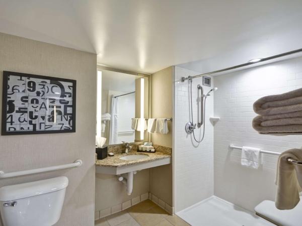 Embassy Suites Charlotte : photo 5 de la chambre suite lit king-size avec douche accessible en fauteuil roulant - adaptée aux personnes malentendantes/à mobilité réduite - non-fumeurs