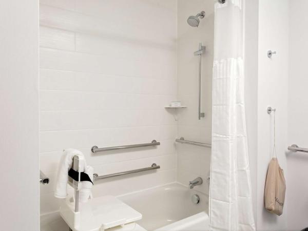 Hilton Garden Inn Colorado Springs Downtown, Co : photo 5 de la chambre chambre lit king-size avec baignoire - accessible aux personnes à mobilité réduite et adaptée aux personnes malentendantes