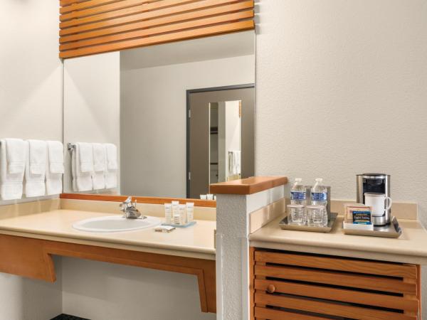 Radisson Hotel Portland Airport : photo 2 de la chambre chambre lit queen-size pour personnes à mobilité réduite - non-fumeurs 