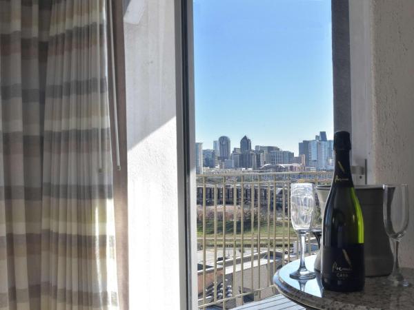 DoubleTree by Hilton Dallas Market Center : photo 2 de la chambre chambre lit king-size avec balcon - non-fumeurs