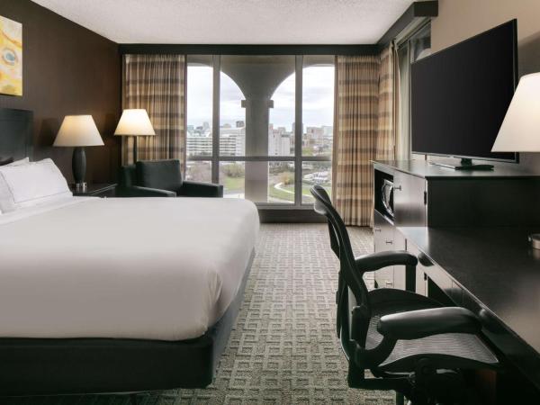 DoubleTree by Hilton Dallas Market Center : photo 4 de la chambre chambre lit king-size avec balcon - non-fumeurs