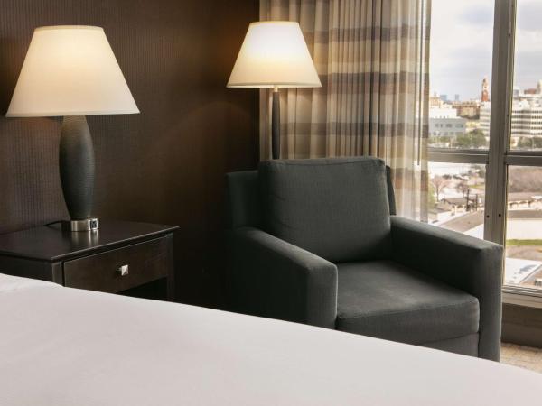 DoubleTree by Hilton Dallas Market Center : photo 7 de la chambre chambre lit king-size avec balcon - non-fumeurs