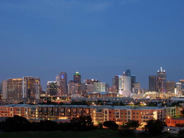 DoubleTree by Hilton Dallas Market Center : photo 9 de la chambre chambre double avec balcon - non-fumeurs