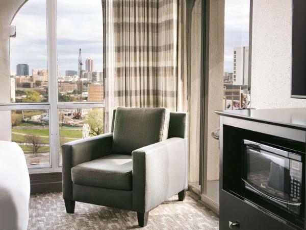 DoubleTree by Hilton Dallas Market Center : photo 10 de la chambre chambre lit king-size avec balcon - non-fumeurs