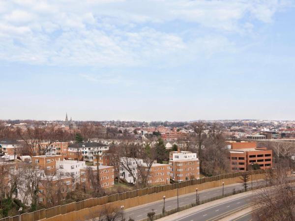 Homewood Suites By Hilton Arlington Rosslyn Key Bridge : photo 2 de la chambre suite 1 chambre lit king-size - non-fumeurs