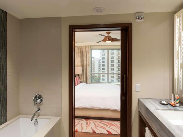 Hilton Grand Vacation Club The Grand Islander Waikiki Honolulu : photo 4 de la chambre suite king 1 chambre avec vue partielle sur l'océan