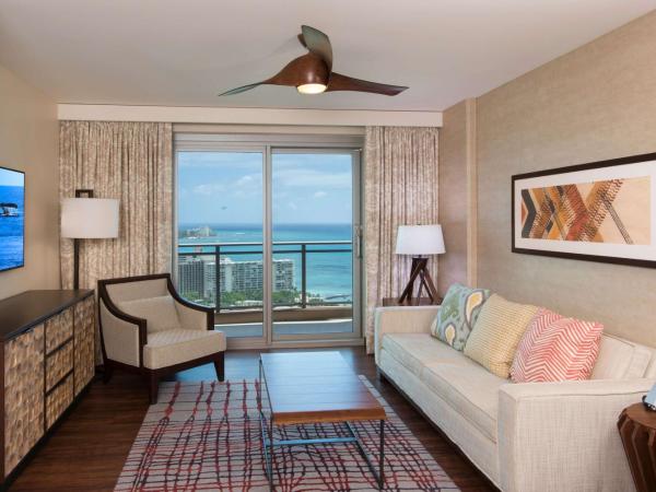 Hilton Grand Vacation Club The Grand Islander Waikiki Honolulu : photo 2 de la chambre suite 1 chambre lit king-size de luxe avec canapé-lit