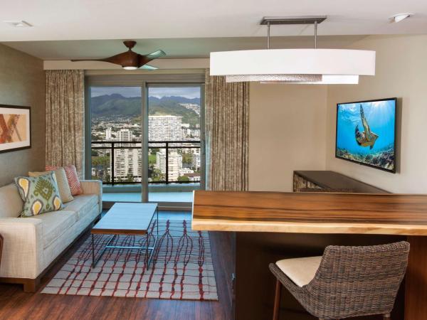 Hilton Grand Vacation Club The Grand Islander Waikiki Honolulu : photo 1 de la chambre one-bedroom suite with two double beds and mountain view
