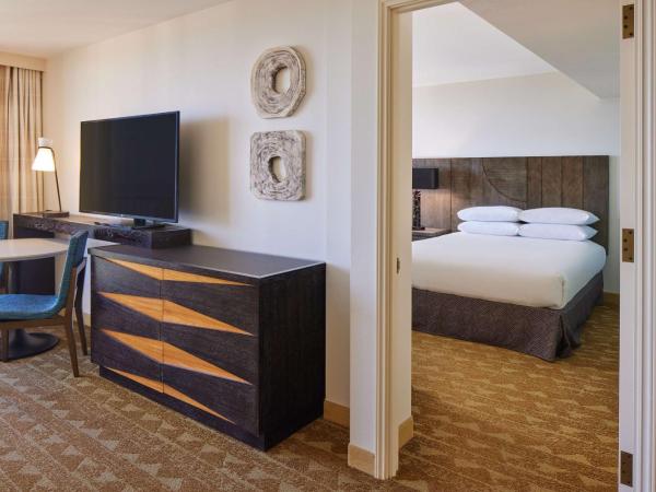 Embassy Suites by Hilton Waikiki Beach Walk : photo 2 de la chambre suite lit queen-size