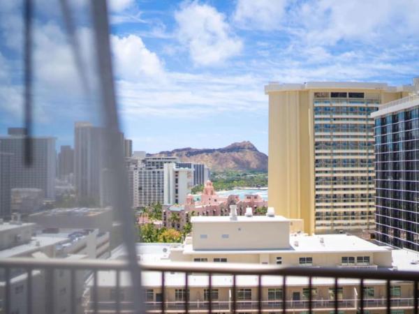 Embassy Suites by Hilton Waikiki Beach Walk : photo 5 de la chambre suite lit queen-size - vue sur océan