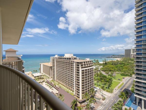 Embassy Suites by Hilton Waikiki Beach Walk : photo 2 de la chambre suite lit king-size - vue sur océan