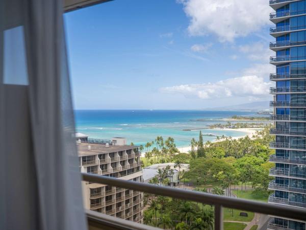 Embassy Suites by Hilton Waikiki Beach Walk : photo 5 de la chambre suite lit king-size - vue sur océan