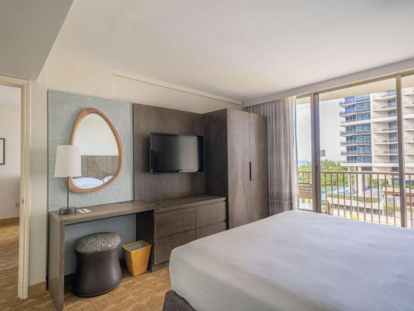 Embassy Suites by Hilton Waikiki Beach Walk : photo 5 de la chambre suite 2 chambres avec vue partielle sur l'océan