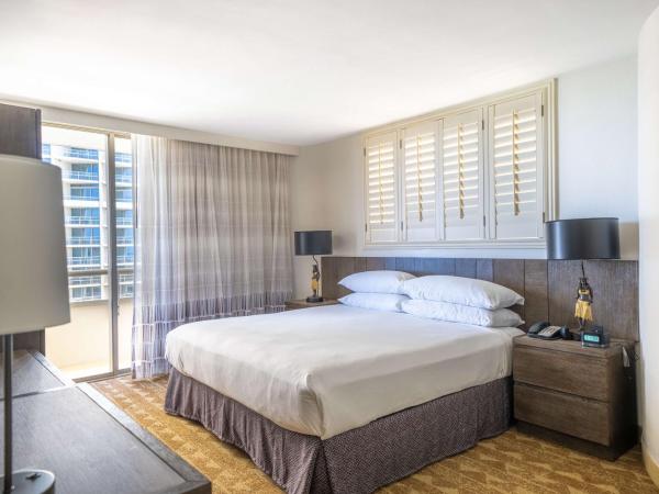Embassy Suites by Hilton Waikiki Beach Walk : photo 4 de la chambre suite lit king-size - vue sur ville