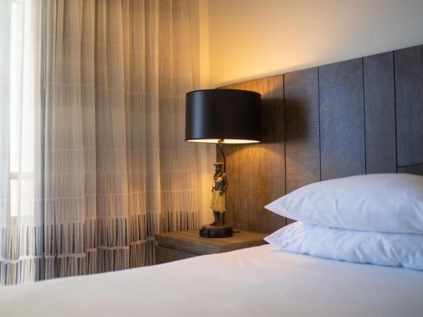 Embassy Suites by Hilton Waikiki Beach Walk : photo 9 de la chambre suite lit king-size - vue sur océan