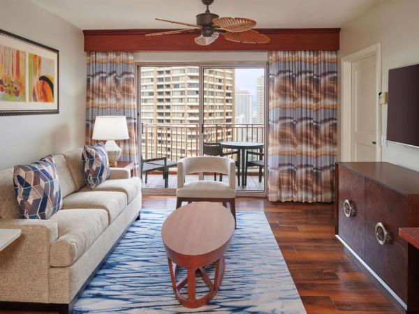 Hilton Grand Vacations Club Grand Waikikian Honolulu : photo 2 de la chambre suite 1 chambre lit king-size avec vue sur le complexe