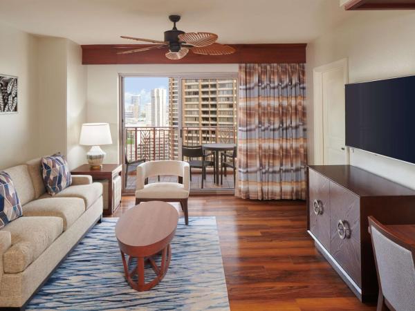 Hilton Grand Vacations Club Grand Waikikian Honolulu : photo 2 de la chambre suite 2 chambres avec vue partielle sur l'océan