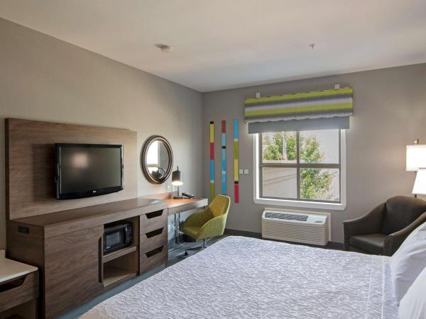 Hampton Inn by Hilton Kamloops : photo 1 de la chambre chambre lit king-size pour personnes à mobilité réduite - non-fumeurs