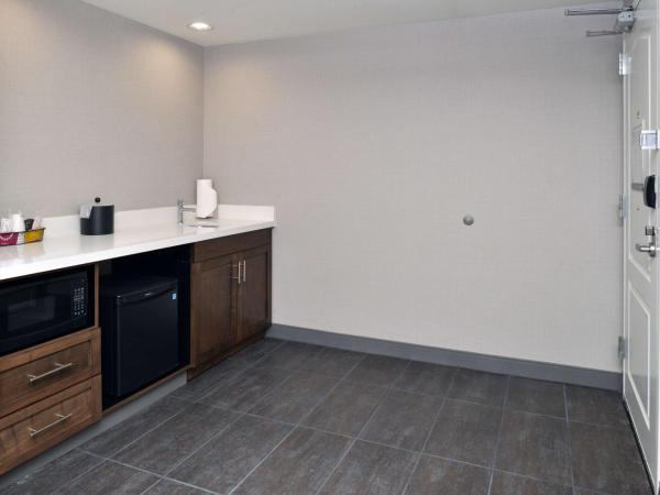 Hampton Inn & Suites Las Vegas Airport : photo 3 de la chambre studio lit king-size - accessible aux personnes à mobilité réduite et adapté aux personnes malentendantes - non-fumeurs