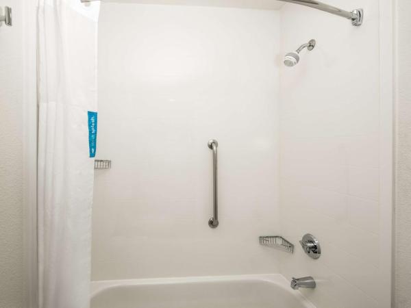 Hampton Inn & Suites Las Vegas-Henderson : photo 4 de la chambre studio with two queen beds and roll-in shower - mobility access/non-smoking