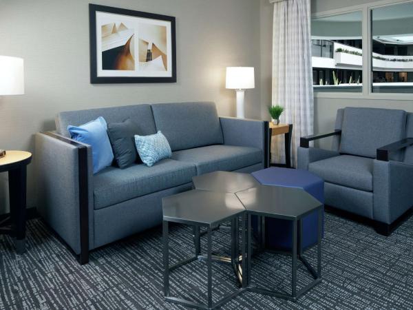 Embassy Suites Los Angeles - International Airport/North : photo 6 de la chambre suite d'angle lit king-size exécutive - non-fumeurs