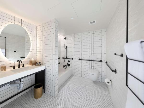 The Wayfarer Downtown LA, Tapestry Collection by Hilton : photo 2 de la chambre chambre lit king-size deluxe avec baignoire - accessible aux personnes à mobilité réduite