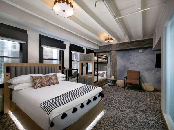 The Wayfarer Downtown LA, Tapestry Collection by Hilton : photo 1 de la chambre studio with two queen and two bunk beds