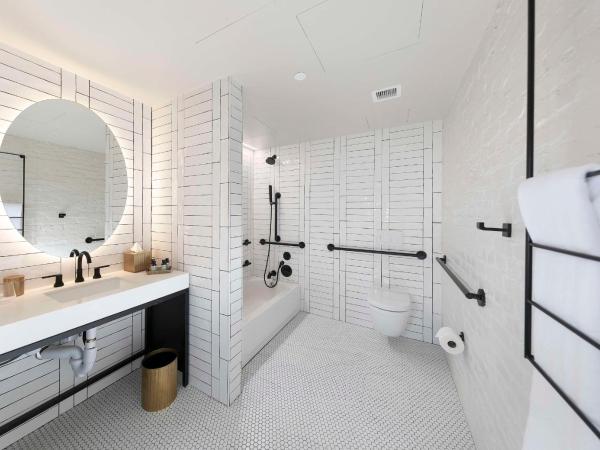 The Wayfarer Downtown LA, Tapestry Collection by Hilton : photo 5 de la chambre studio with two queen beds and roll-in shower - mobility access