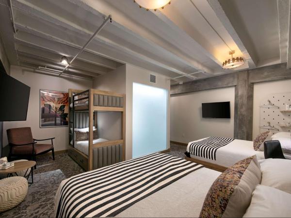 The Wayfarer Downtown LA, Tapestry Collection by Hilton : photo 3 de la chambre studio with two queen and two bunk beds