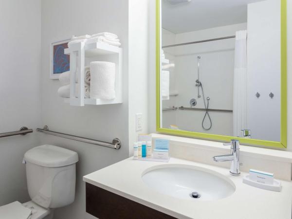 Hampton Inn & Suites Orlando International Drive North : photo 3 de la chambre chambre lit queen-size avec douche accessible en fauteuil roulant - adaptée aux personnes à mobilité réduite/non-fumeurs