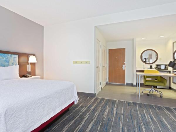 Hampton Inn & Suites Orlando International Drive North : photo 1 de la chambre chambre lit queen-size avec douche accessible en fauteuil roulant - adaptée aux personnes à mobilité réduite/non-fumeurs