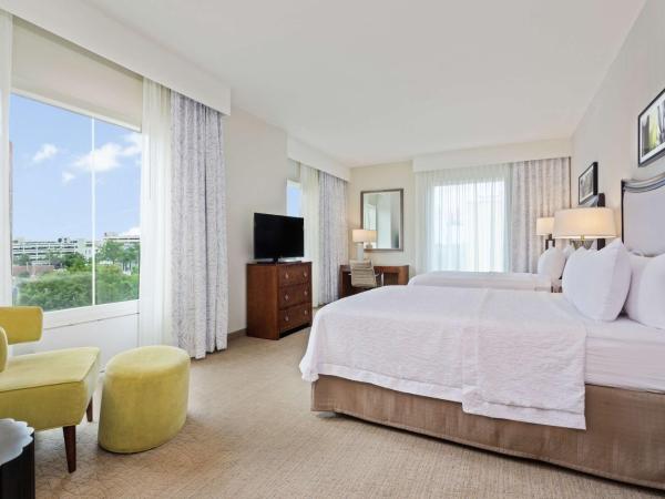 Hampton Inn & Suites Orlando/Downtown South - Medical Center : photo 3 de la chambre chambre lit queen-size d'angle avec 2 lits queen-size