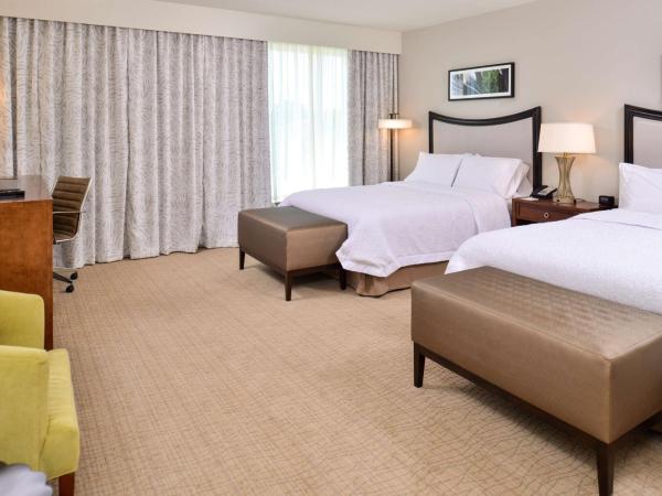 Hampton Inn & Suites Orlando/Downtown South - Medical Center : photo 3 de la chambre chambre lit queen-size avec 2 lits queen-size et douche accessible en fauteuil roulant - adaptée aux personnes à mobilité réduite/malentendantes