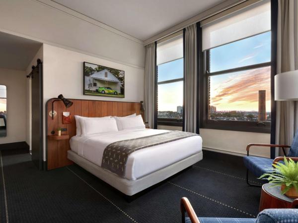 The Central Station Memphis, Curio Collection By Hilton : photo 2 de la chambre chambre lit king-size deluxe avec canapé-lit