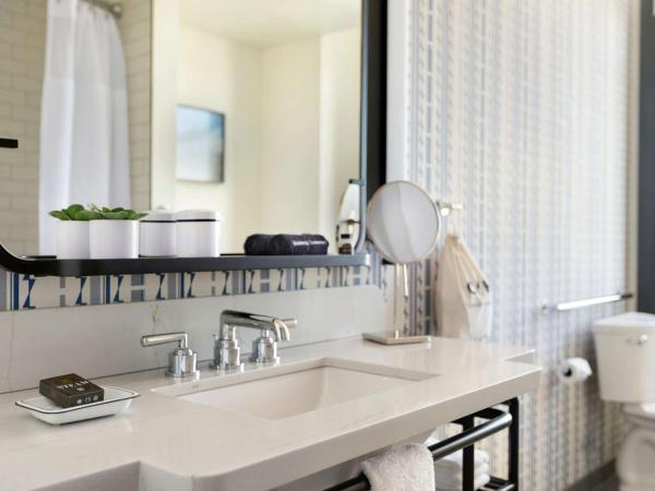 The Central Station Memphis, Curio Collection By Hilton : photo 5 de la chambre chambre lit king-size - accessible aux personnes à mobilité réduite