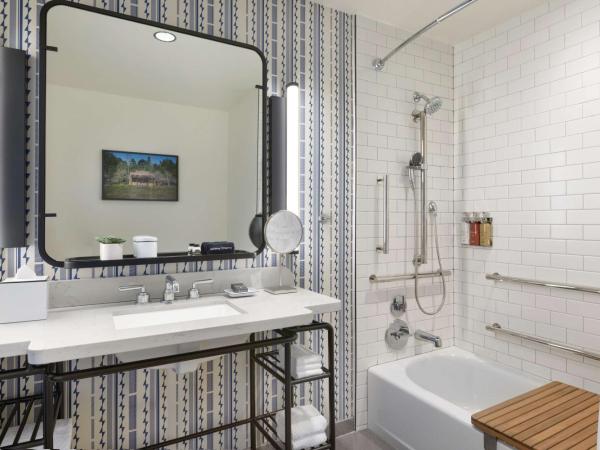 The Central Station Memphis, Curio Collection By Hilton : photo 4 de la chambre chambre avec 2 lits queen-size - accessible aux personnes à mobilité réduite