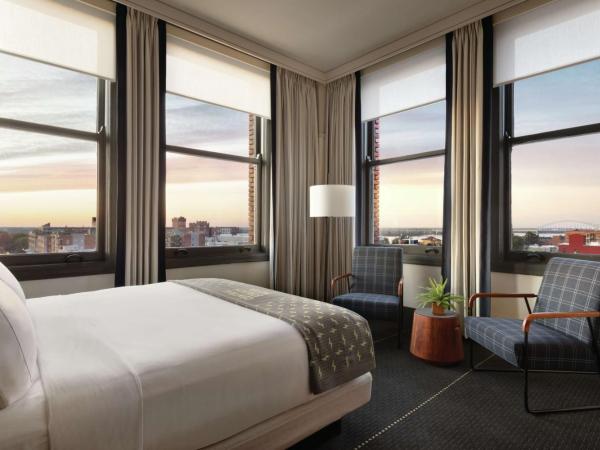 The Central Station Memphis, Curio Collection By Hilton : photo 1 de la chambre chambre lit king-size deluxe avec canapé-lit