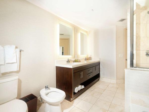 DoubleTree by Hilton Ocean Point Resort - North Miami Beach : photo 5 de la chambre suite 1 chambre - vue partielle sur océan - non-fumeurs