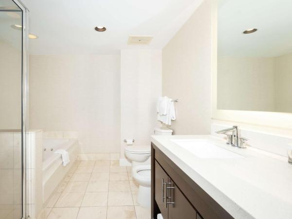 DoubleTree by Hilton Ocean Point Resort - North Miami Beach : photo 6 de la chambre suite 1 chambre - vue partielle sur océan - non-fumeurs