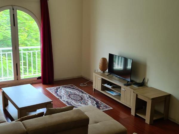 Near metro, spacious apartment has 1 bedroom, living room, kitchen, 2 bathrooms, storage room, balcony, outside you will have temperature controlled pools, gardens and free parking : photo 3 de la chambre appartement 1 chambre