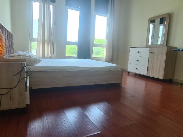 Near metro, spacious apartment has 1 bedroom, living room, kitchen, 2 bathrooms, storage room, balcony, outside you will have temperature controlled pools, gardens and free parking : photo 4 de la chambre appartement 1 chambre