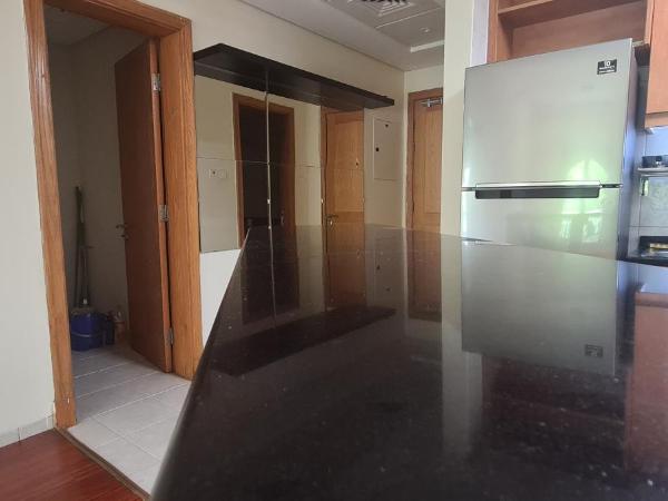 Near metro, spacious apartment has 1 bedroom, living room, kitchen, 2 bathrooms, storage room, balcony, outside you will have temperature controlled pools, gardens and free parking : photo 6 de la chambre appartement 1 chambre