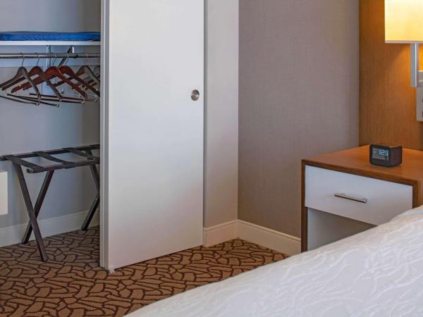 Hilton Garden Inn Downtown Dallas : photo 8 de la chambre chambre avec 2 lits queen-size et baignoire - accessible aux personnes à mobilité réduite