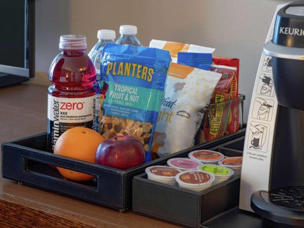 Hilton Garden Inn Downtown Dallas : photo 9 de la chambre chambre avec 2 lits queen-size et baignoire - accessible aux personnes à mobilité réduite