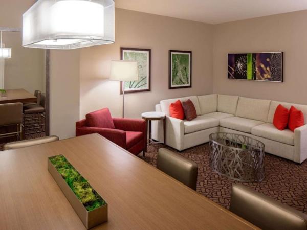Hilton Garden Inn Downtown Dallas : photo 1 de la chambre superior king room with sofa bed and parlor room