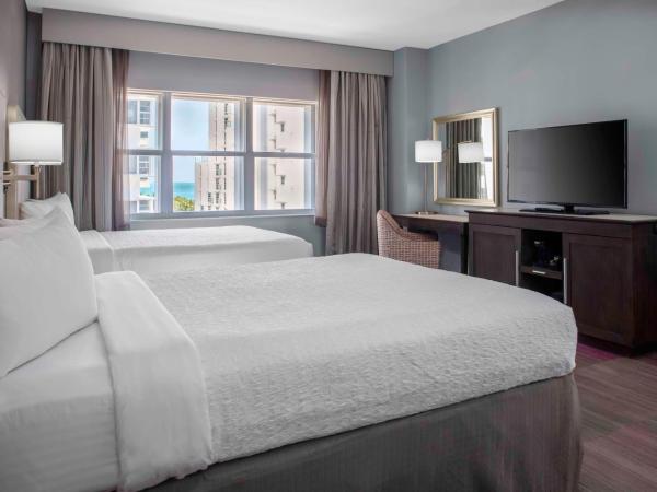 Hampton Inn Miami Beach - Mid Beach : photo 1 de la chambre chambre avec 2 lits queen-size - vue partielle sur océan
