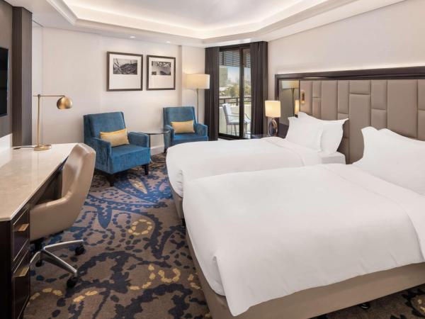 Radisson Blu Hotel, Dubai Deira Creek : photo 2 de la chambre chambre standard avec balcon - comprend une navette gratuite pour kite beach, dubai mall / burj khalifa - vue sur crique