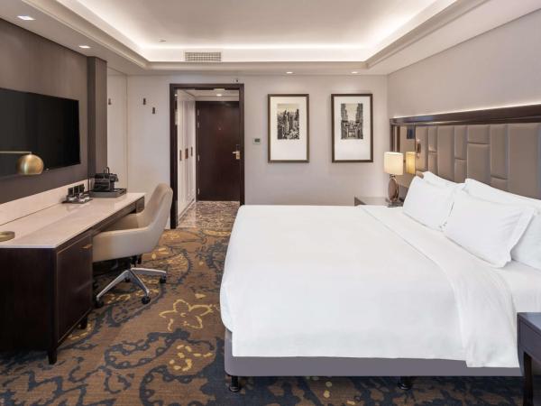 Radisson Blu Hotel, Dubai Deira Creek : photo 1 de la chambre chambre exécutive avec balcon et accès au salon - comprend une navette gratuite pour kite beach, dubai mall / burj khalifa